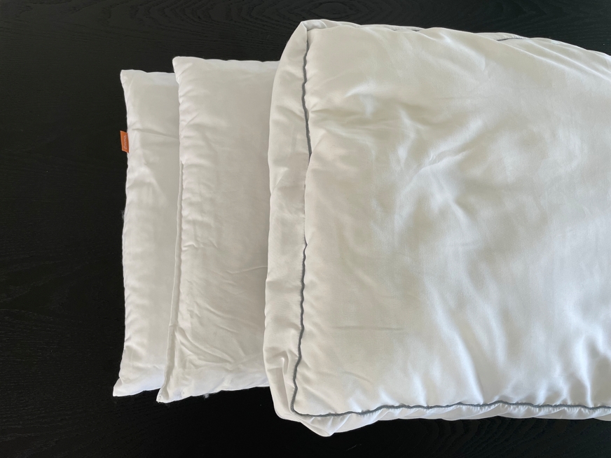 foto do travesseiro emma comfort aberto, de um lado com as duas camadas removíveis, do outro com a capa